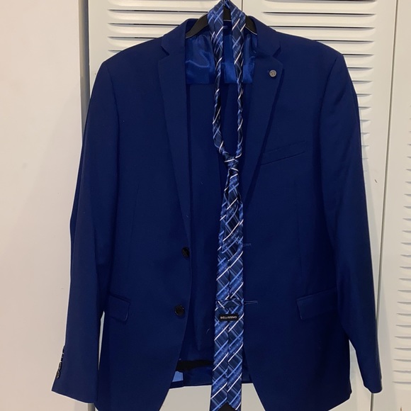 Selling my Navy blue suit. It’s in perfect condition only worn twice. - Picture 5 of 6